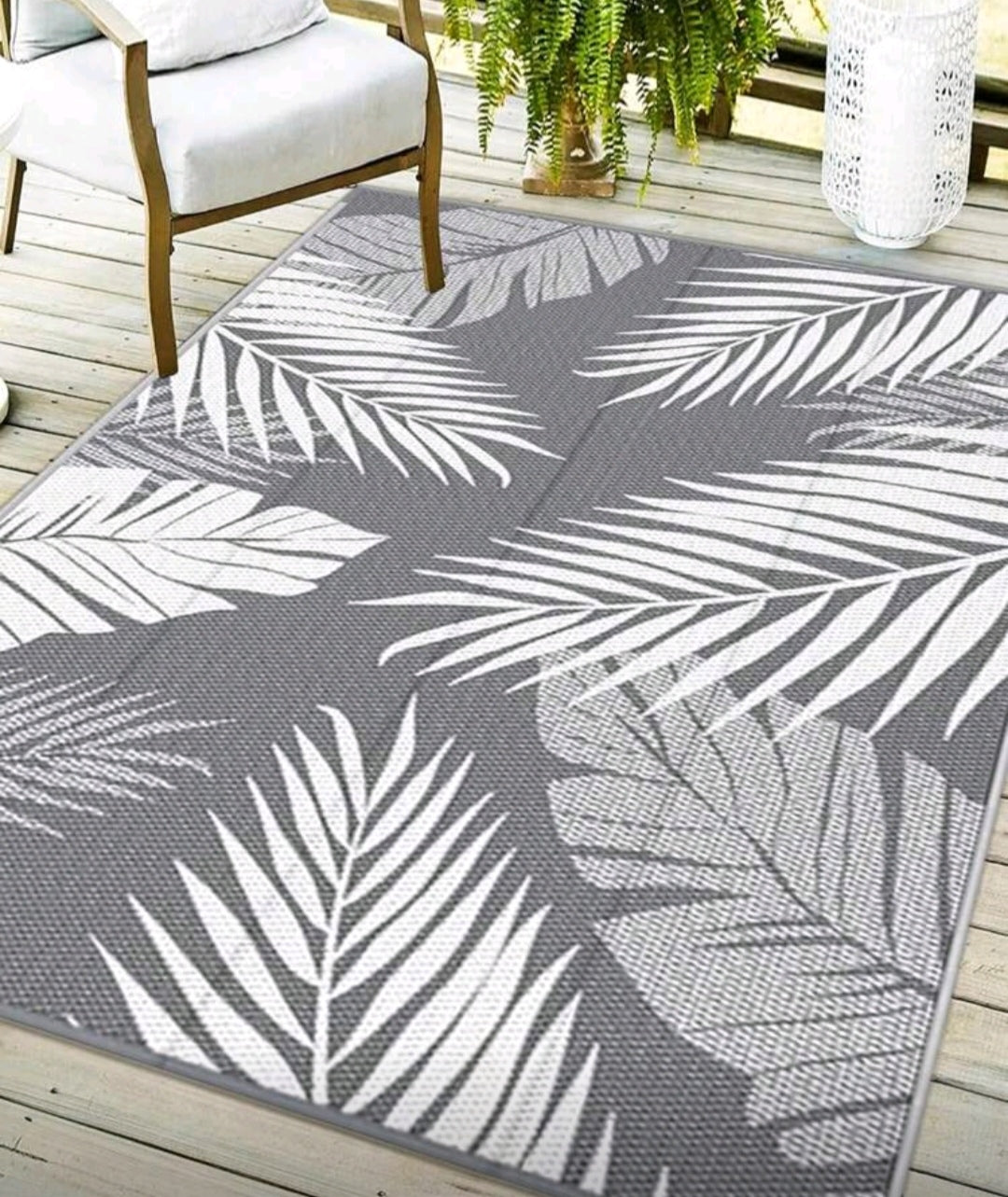 Reversible outdoor rug