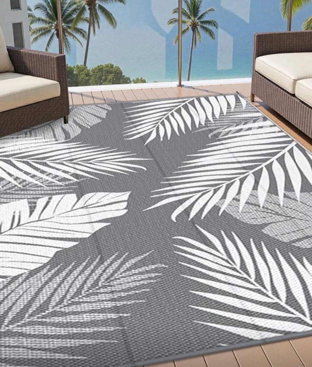 Reversible outdoor rug